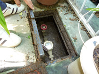 step2　トイレ（便器）交換 - 止水栓を閉め、給水管を外す